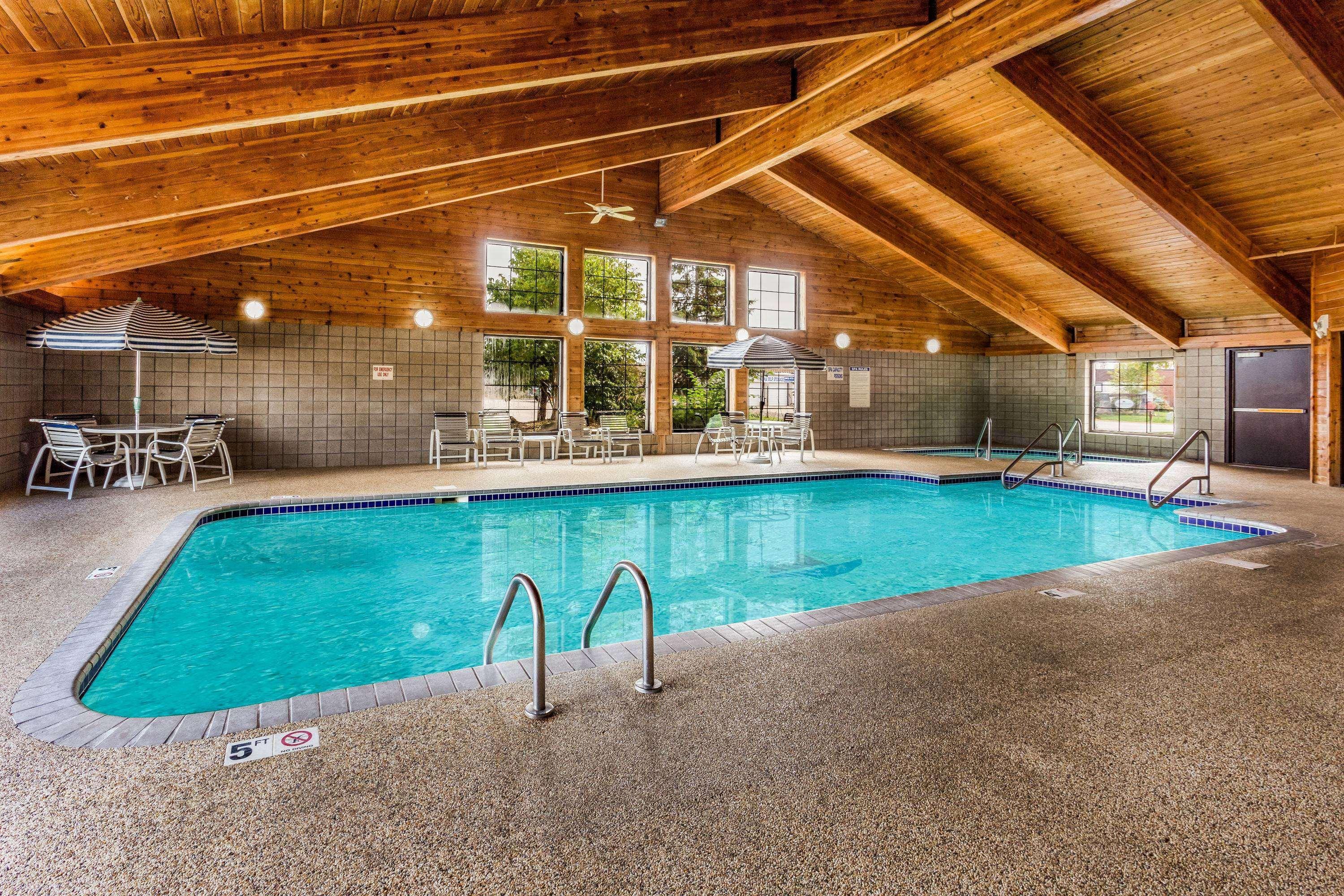 Americinn By Wyndham Hotel And Suites Long Lake Екстер'єр фото