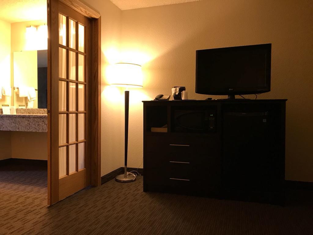Americinn By Wyndham Hotel And Suites Long Lake Екстер'єр фото